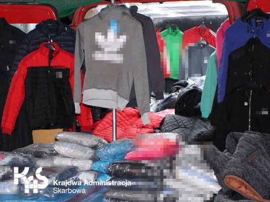 Podróbki warte miliony w Wólce Kosowskiej. 3 osoby zatrzymane