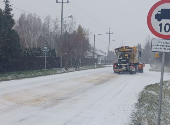 Drogowcy: Odśnieżamy od rana, ale warunki są trudne. Kierowcy noga z gazu!