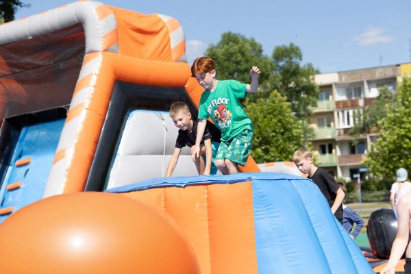 Proces produkcji dmuchańców – jak powstają bezpieczne i trwałe konstrukcje eventowe 