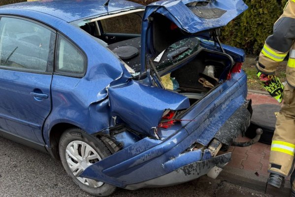 Wypadek pod Grójcem. Zderzyły się dwie osobówki i ciężarówka  