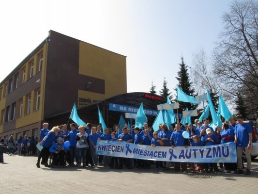 Niebieski marsz dla autyzmu ulicami Grójca