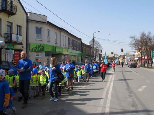 Niebieski marsz dla autyzmu ulicami Grójca