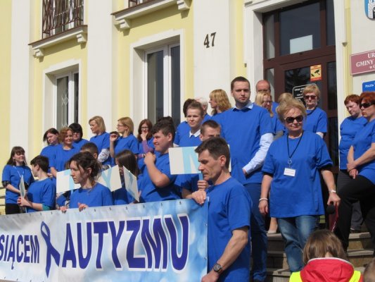 Niebieski marsz dla autyzmu ulicami Grójca