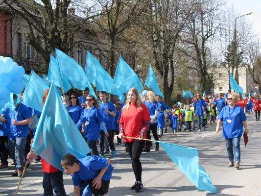 Niebieski marsz dla autyzmu ulicami Grójca