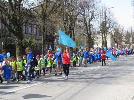 Niebieski marsz dla autyzmu ulicami Grójca
