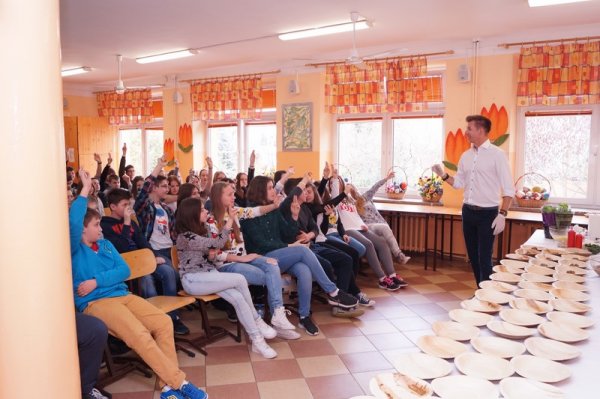 Karol Okrasa odwiedził gimnazjum w Grójcu