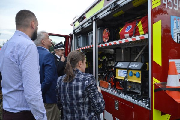Nowy samochód strażacki w OSP Mirowice