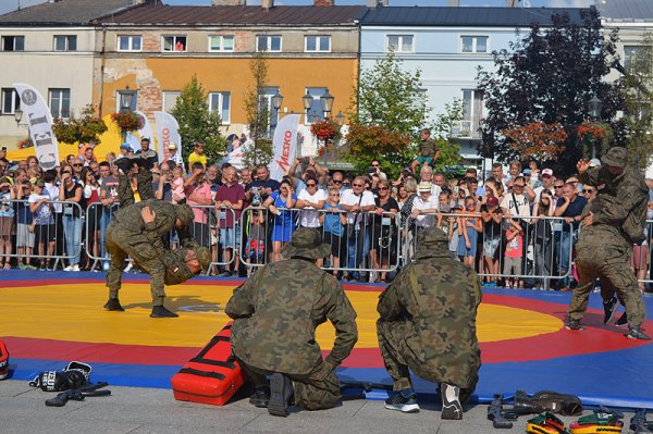 Czołgi, wyrzutnie rakiet i wozy bojowe na Placu Wolności w Grójcu