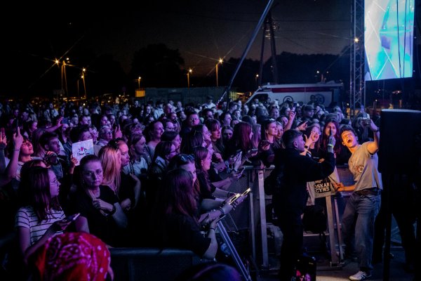 Koncert Oskara Cymsa na Święcie Kwitnących Jabłoni 2026 w obiektywie Pauliny Dzikowskiej