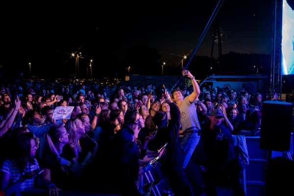 Koncert Oskara Cymsa na Święcie Kwitnących Jabłoni 2026 w obiektywie Pauliny Dzikowskiej