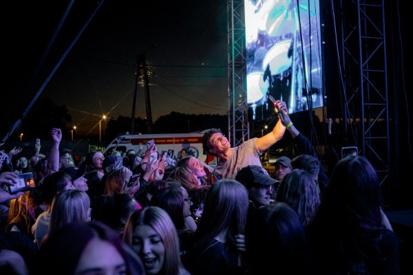 Koncert Oskara Cymsa na Święcie Kwitnących Jabłoni 2026 w obiektywie Pauliny Dzikowskiej