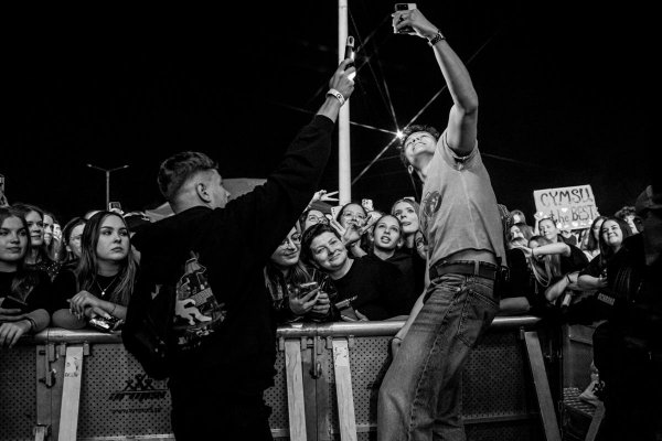 Koncert Oskara Cymsa na Święcie Kwitnących Jabłoni 2026 w obiektywie Pauliny Dzikowskiej