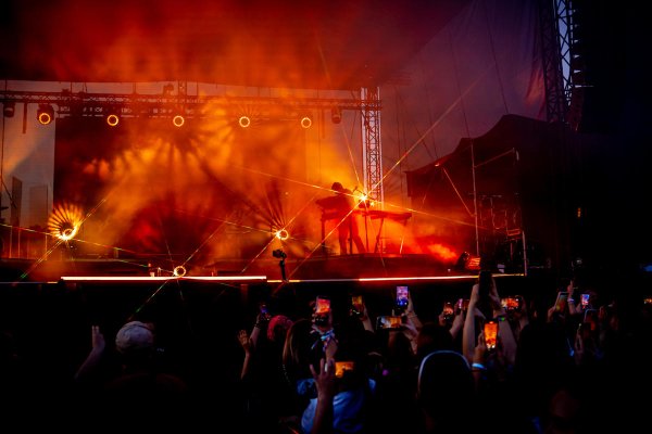 Koncert Oskara Cymsa na Święcie Kwitnących Jabłoni 2026 w obiektywie Pauliny Dzikowskiej