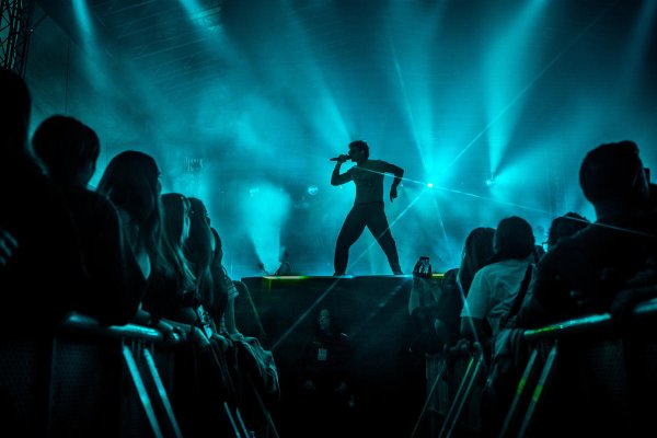 Koncert Oskara Cymsa na Święcie Kwitnących Jabłoni 2026 w obiektywie Pauliny Dzikowskiej