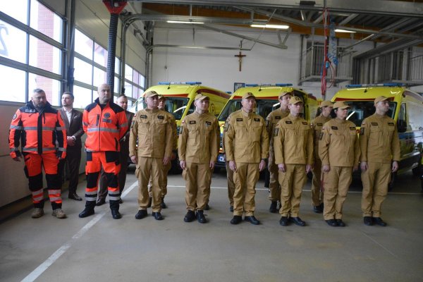 Zaprezentowano nowy sprzęt dla strażaków i ratowników medycznych z Powiatu Grójeckiego