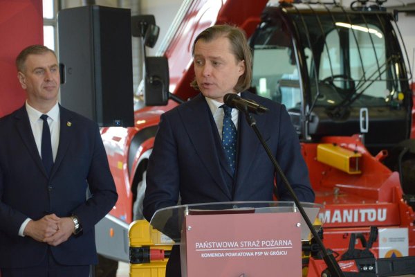 Zaprezentowano nowy sprzęt dla strażaków i ratowników medycznych z Powiatu Grójeckiego