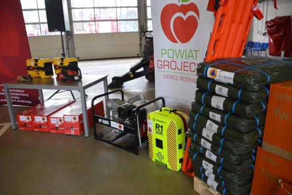 Zaprezentowano nowy sprzęt dla strażaków i ratowników medycznych z Powiatu Grójeckiego