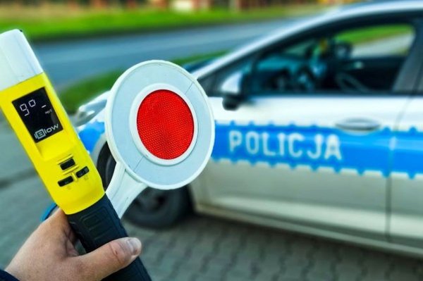 Dzielnicowy zatrzymał kierowcę, który miał 2,5 promila i kilka zakazów