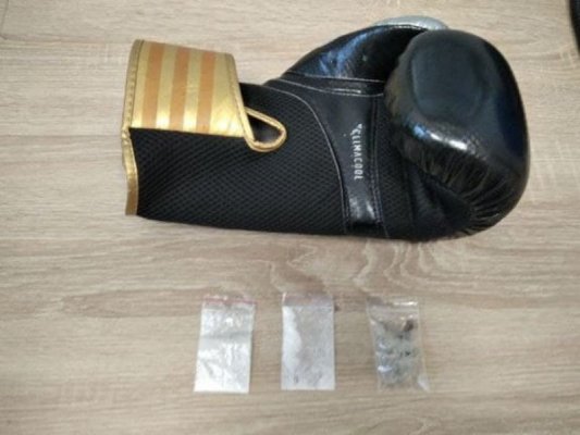 Narkotyki ukryte w rękawicy bokserskiej