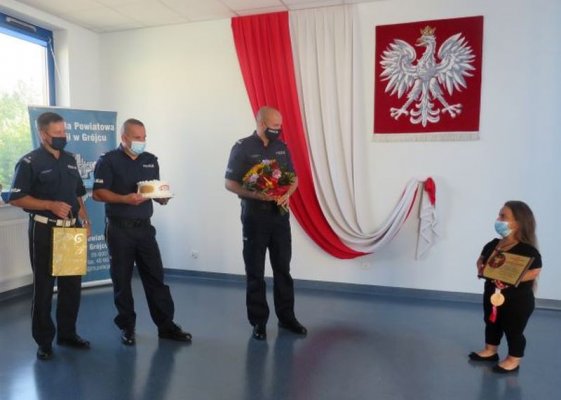 Tak koledzy z grójeckiej komendy przywitali Justynę Kozdryk