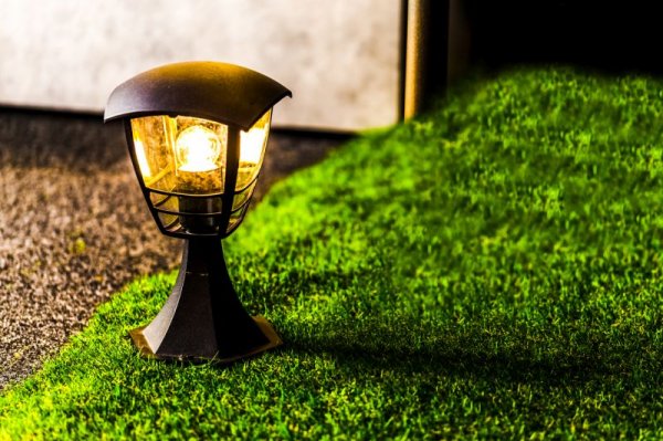 Jak zamontować lampy ogrodowe?
