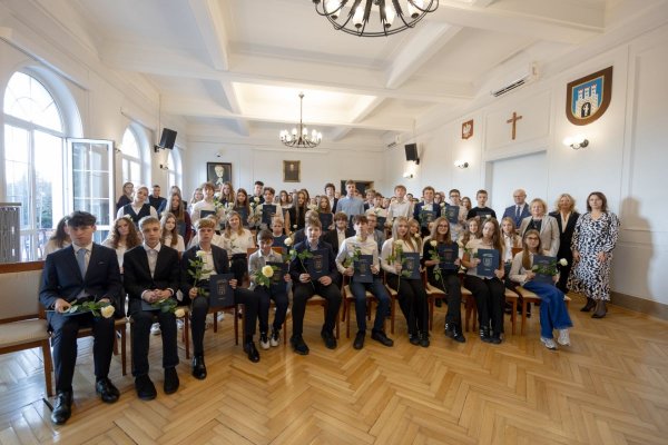 Nagroda za wytrwałość, pasję i naukowe rekordy. W Urzędzie Gminy i Miasta wręczono stypendia burmistrza
