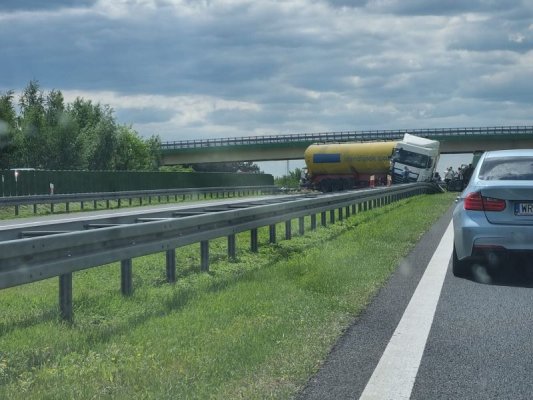 Ciężarówka zaczepiła o dwa busy. Droga zablokowana