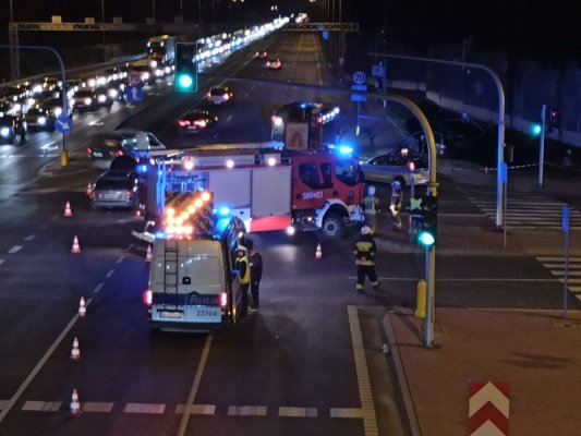 Zderzenie dwóch aut w Sękocinie. Duże utrudnienia na DK7