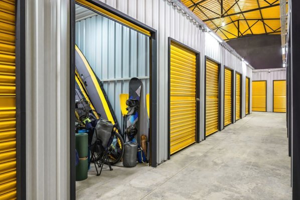 Usługi self storage w Warszawie – czy to bezpieczne oraz komu się opłaca z nich korzystać?