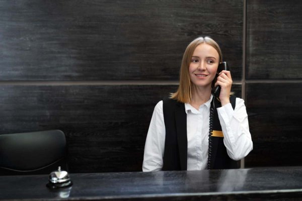 Jakie materiały są wykorzystywane do produkcji lad recepcyjnych?