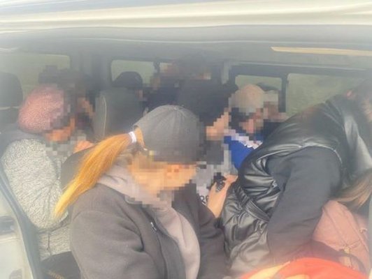 14 osób w busie. Kierowca renault stracił prawo jazdy