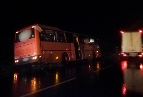 Autobus wjechał do rowu