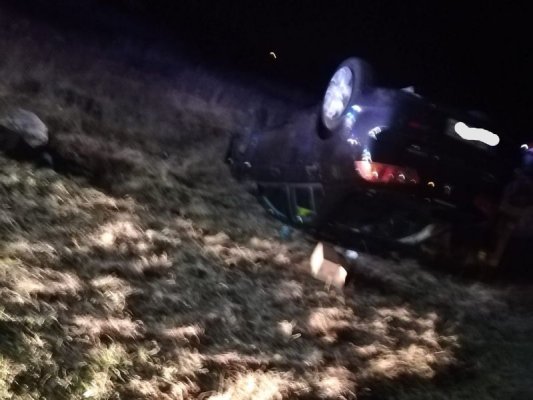 Auto wypadło z drogi i dachowało