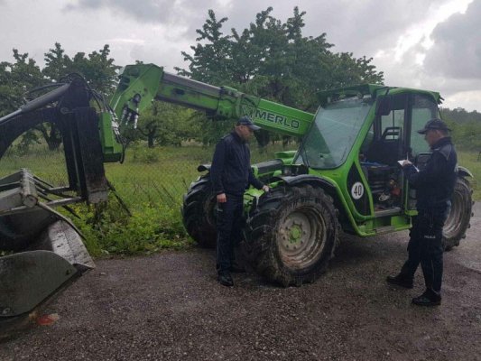 Błędów. Policjanci odzyskali skradzioną koparko-ładowarkę
