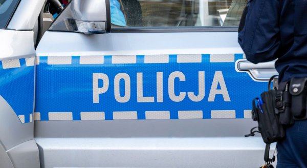 Był poszukiwany listem gończym. Schował się w dziecięcym łóżku