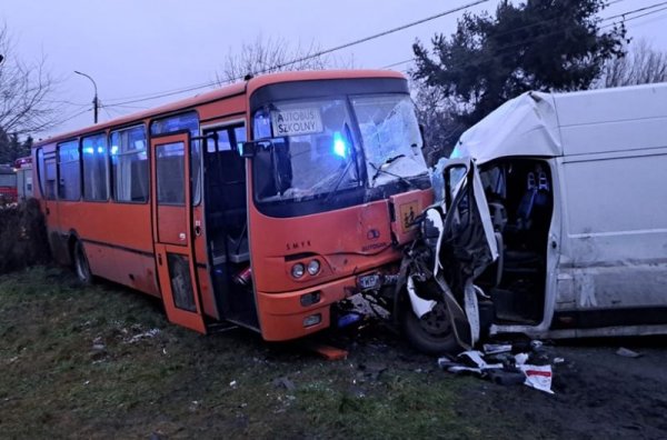 Groźny wypadek pod Tarczynem. Bus wjechał w autobus szkolny z dziećmi