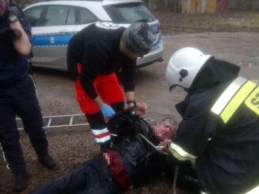 Dzielnicowi uratowali mężczyznę, który wpadł do studni