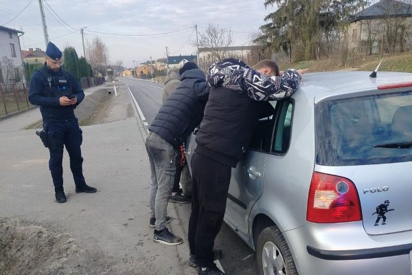 Volkswagen Polo wpadł do rowu. Kierowca i pasażerowie byli pod wpływem alkoholu