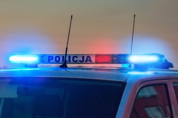 Policjanci zapobiegli tragedii! Młoda dziewczyna stała na gzymsie mostu