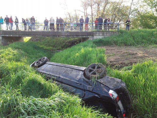 Błędów. BMW wpadło do rzeki