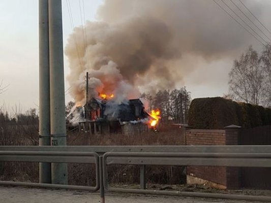 Płonie dom w Janówku. Utrudnienia na 