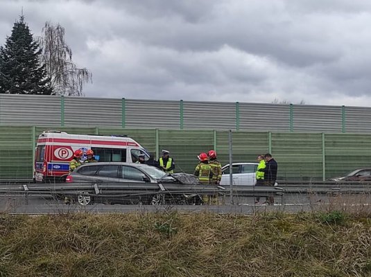 PILNE! Zderzenie dwóch osobówek na S7. Droga zablokowana