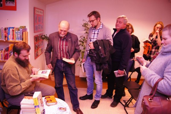 Spotkanie z Andrzejem Pilipiukiem w grójeckiej bibliotece