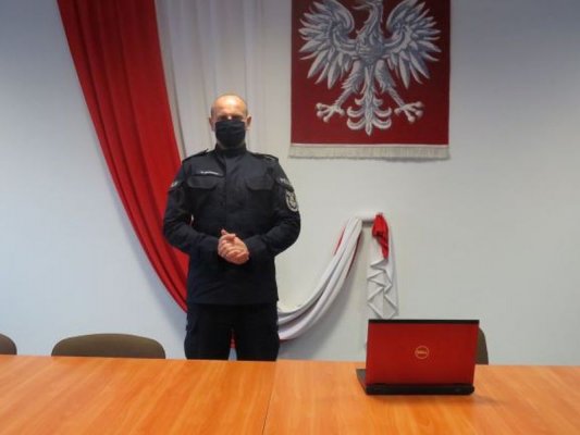 Młodzi policjanci uczą się na wykładach u starszych kolegów