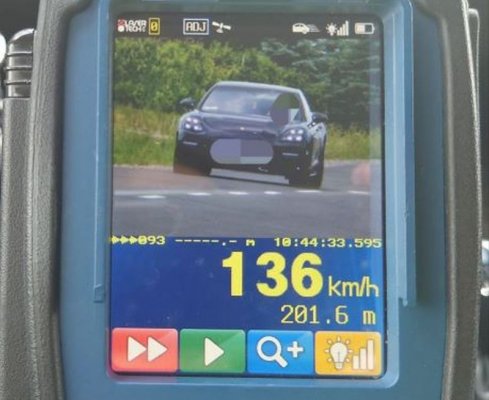 Jechała porsche 136 km/h w obszarze zabudowanym. Straciła prawo jazdy na 3 miesiące