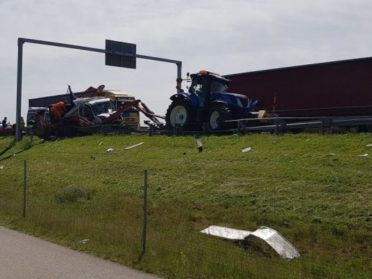 Tir najechał na służby koszące trawę