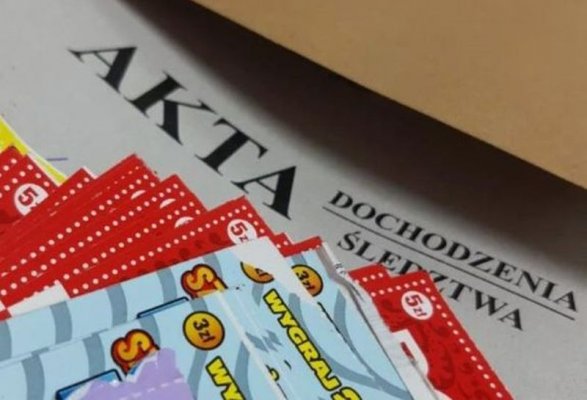 Policjanci zatrzymali 23-letnią sklepową, która zdrapała 3300 losów