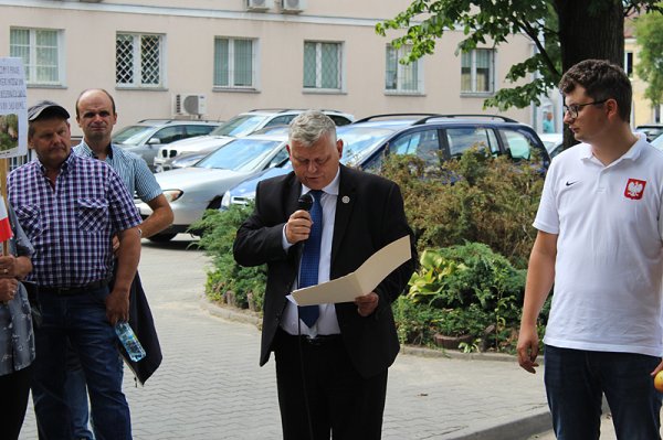 Minister Suski pod gradobiciem pytań