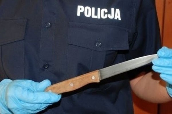 Rzucił się z nożem na policjantów