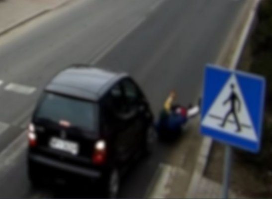 O krok od tragedii. Pieszy z dzieckiem potrąceni na przejściu [VIDEO]